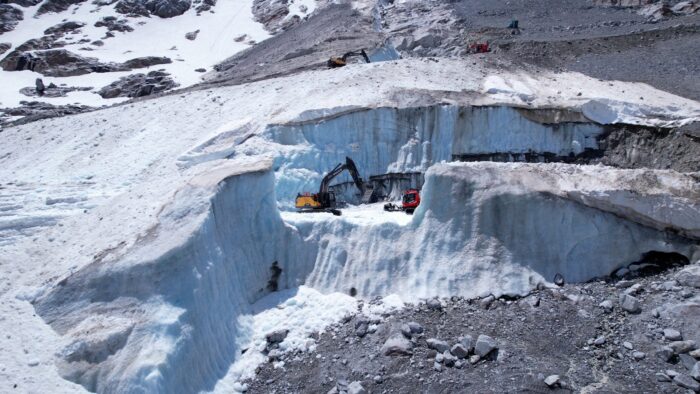 Aufnahme aus dem Film Requiem in Weiss - Bagger im Gletscher