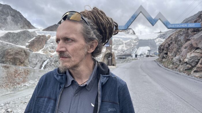 Aufnahem aus dem Film Requiem in Weiss mit Harry Putz im Vordergrund