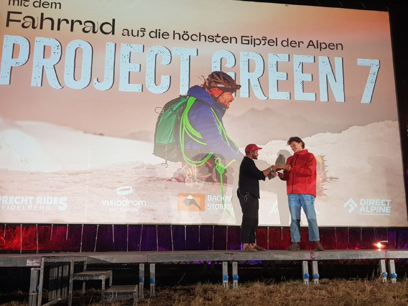 Übergabe der Trophäe an den Publikumsliebling Project Green 7